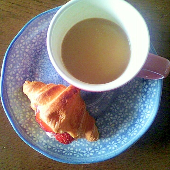 クロワッサンの苺ホイップサンドとカフェオレ